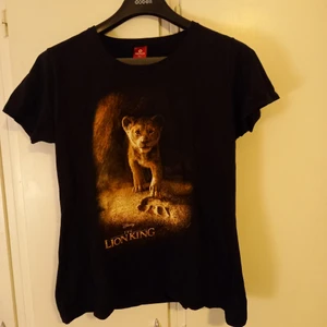 Lejonkungen  T-shirt   - Ny lejon kungen T-shirt beställde fel storlek finns djur i hemmet storleken är mer som än xl än en xxl 