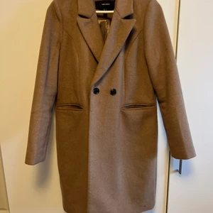 Brun kappa  - En snygg och varm vår kappa. Går till knäna ungefär på mig som är 165 cm. Använd 1 gång. 