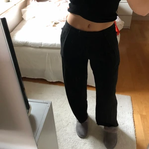 Byxor - Svarta byxor från asos i lös passform