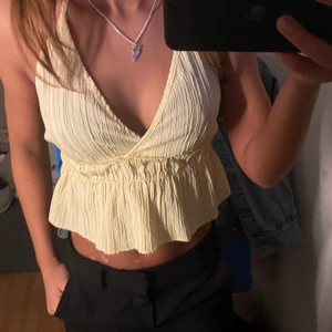 Topp  - Jätte fin gul topp, kameran fångar inte upp färgen så bra. Använd 1 gång endast☺️ 