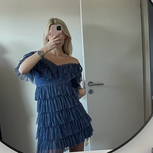 By Malina klänning i blå spets stl S - By malina klänning i väldigt bra skick, storlek small. Perfekt för vår och sommaren! 