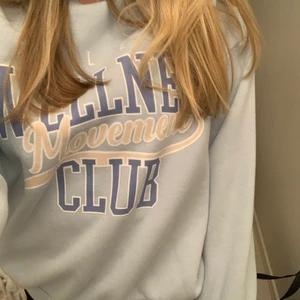 Collage tröja  - En collage tröja med tryck där fram  från ginatricot. Tröjan är i bra skick och inte använd mycket. Den är i storlek xs men skulle säga att den passar xxs-s💞💞