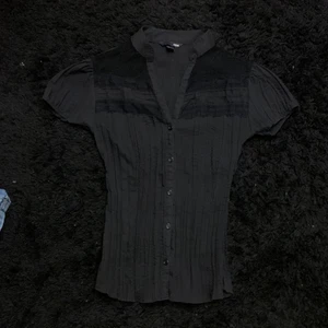 Spets skjorta. - Svart spets skjorta som jag tycker är jätte cool men också inte riktigt min stil längre. Den är insydd!!