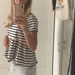 Randig volang t-shirt  - Jätte fin randig volang tröja från zara. I storlek S. Den är i bra skick och endast använd 2-3 gånger. Säljer pga att den ej används längre💗💗