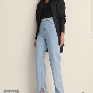 NA-KD jeans med split - Jätte snygga och populära jeans från NA-KD med slits. Nyskick, endast använda två gånger. Säljer då dom inte passar. Storlek 34. 