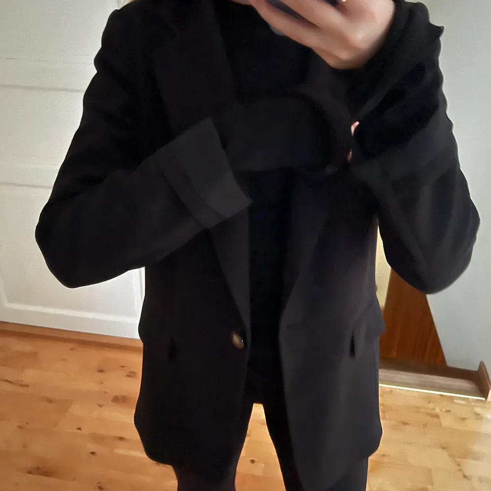 Säljer denna blazer från H&M. Endast använd 3-4 gånger🤍🤍. Jackor.