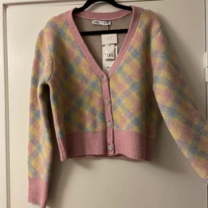 Slutsåld kofta från zara - Super fin stickad kofta från zara som tyvärr inte kommit till användning. Prislapp kvar. Lite kortare i modellen och skulle säga att den sitter som en M. Frakt tillkommer