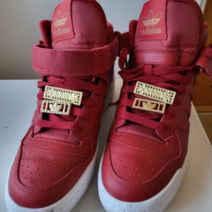 Assnygga Adidasskor - Riktigt läckra Adidasskor, har använt dem max 2 ggr, men dem känns inte helt som jag, så det e därför jag säljer dem. Det svarta på det vita går säkert ta bort. Säljer dem för 500, och då ingår frakt.