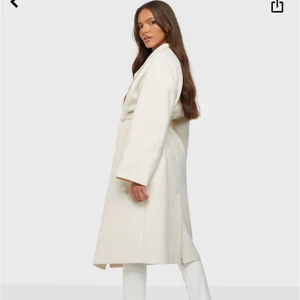 VIT KAPPA - Vit kappa från Bianca Ingrossos kollektion med Nelly. Säljer på grund av att den inte kommer till användning. Kappan är använd ett fåtal gånger vilket gör den felfri. Den är slutsåld i alla storlekar. Nypris är 1299 och säljer nu för 650.