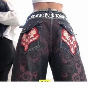 Rawblue jeans - Säljer dessa super coola rawblue jeansen⚡️Dem är köpta på plick men var för små så jag säljer vidare, as coola detaljer och superfint skick❤️ Köpta för 750kr men säljer för 500, skriv privat för flera bilder. Bilderna är lånade från förra ägaren!⭐️🧚‍♂️