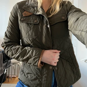 Jacka Massimo dutti strl:S  - I fint skick. Mörkgrön färg med mockadetaljer i brun färg. 