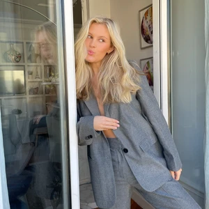 Grå kavaj  - Jättefin kavaj i en oversize fit i stl 36-38