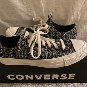 Converse Låga - Ett par i princip oanvända converse. Storlek 39,5 men skulle säga att de mer är en mindre 39!! (Pris kan diskuteras)