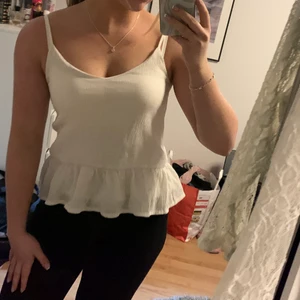 Volangtopp - Säljer denna jättesöta volangtopp. Fint skick! Banden är justerbara