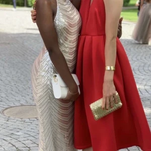 Balklänning  - PRIS KAN DISKUTERAS VID SNABBT KÖP!                        Säljer min fina silvriga balklänning endast använd en gång 2021! Köpt på Clubllondon för 1200kr, säljer för 900 men pris kan diskuteras ✨ passa på innan balen 🤩