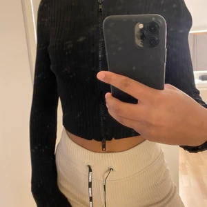 Tröja med Zip - Använt ca 2 gånger💓 Från Monki☺️