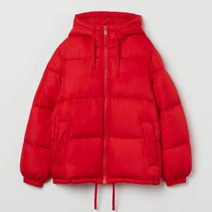 Säljer denna fina röda jackan från hm då den knappt kommit till användning.💞 Den är i väldigt fint skick efterosm den är använd väldigt få gånger. Storlek S, pris kan diskuteras!💕