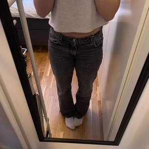 Säljer mina gråa skit snygga lågmidjade jeans från Zara i storlek 36! Säljer bara för att jag har så många andra just nu, jättebra kvalitet! Passar perfekt på mig som är lite längre än 165! Säljer för 200kr+frakt 💝💝