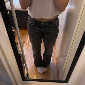 zara jeans - Säljer mina gråa skit snygga lågmidjade jeans från Zara i storlek 36! Säljer bara för att jag har så många andra just nu, jättebra kvalitet! Passar perfekt på mig som är lite längre än 165! Säljer för 200kr+frakt 💝💝