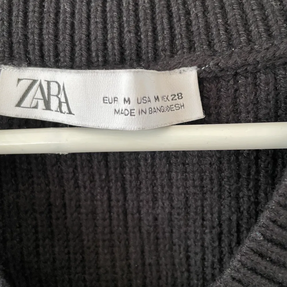 En stickad svart väst från Zara,använt fåtal gånger och är i fint skick i storlek M. Stickat.