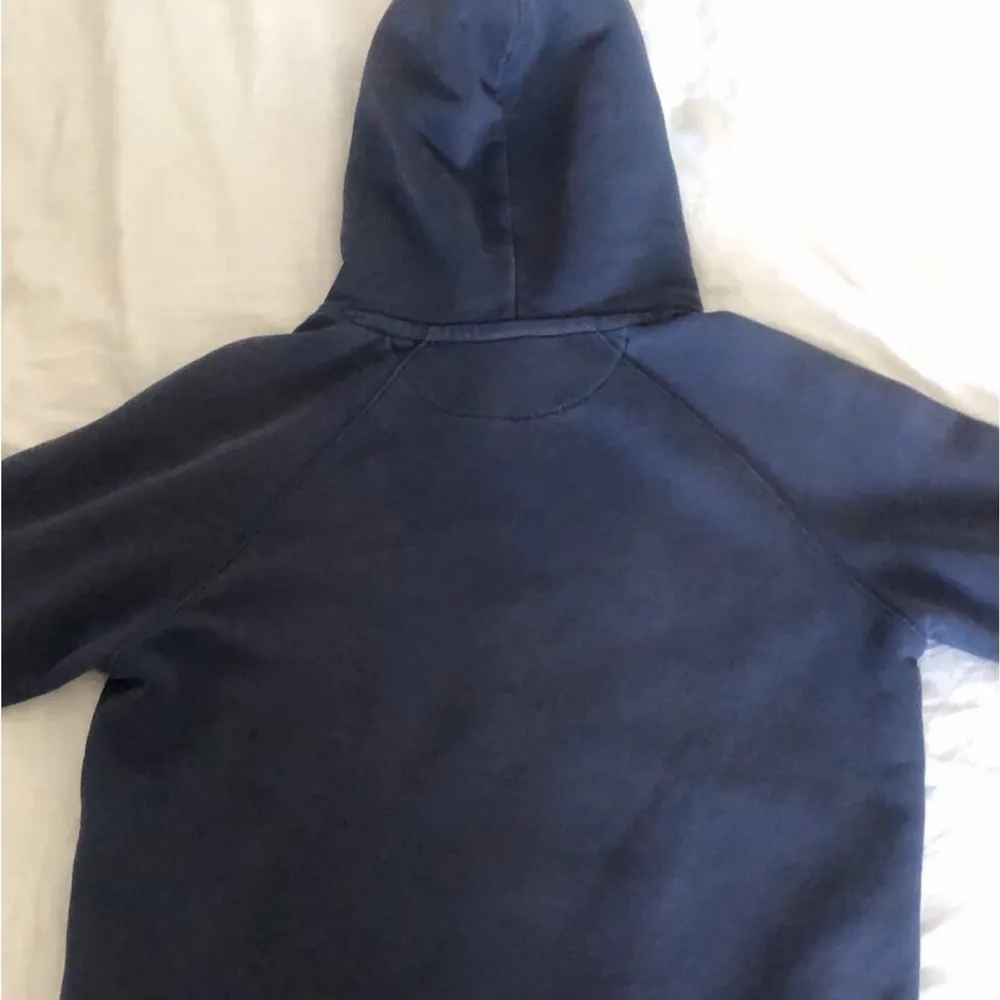 En fin blå Gant hoodie i storlek 158/164 men passar även mig som är i storlek S/XS till ett bra pris . Hoodies.