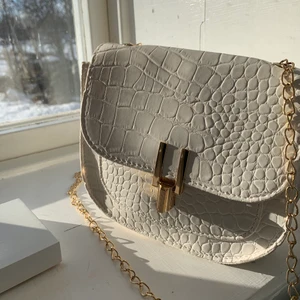 Väska - Superfin väska perfekt till sommaren💕 Den är liten i storleken och passar så bra till att ha småsaker i! Väskan har även ett litet fack på utsidan som man kan ha sitt kort i! Kedjan går inte att justera, men den är lång och går att ta loss💕 Vid fler bilder kom gärna privat! Buda privat