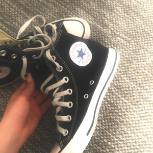 Converse  - Ett par svarta converse som blivit för små för mig, pris kan diskuteras vid snabb affär. Skriv för fler bilder💞