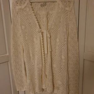 Virkad Odd Molly kofta - Naturvit virkad Odd Molly kofta I strl 1 (S). Längre modell  Använd vid 1 tillfälle. Säljes för 200 kr. 