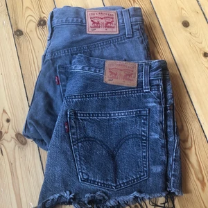 Levis shorts  - Två par gråa Levis shorts perfekta till sommaren!❤️ båda är i bra skick, lågmidjade och storlek S. De mörkare är något mindre. Skriv privat för fler bilder! 150kr/st + frakt (möts också upp)