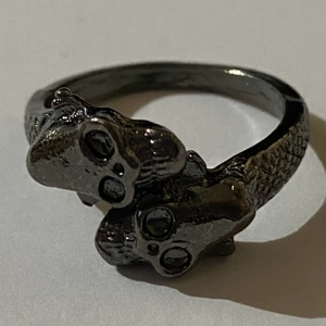 Ring - Silverring i form av skelett huvud.