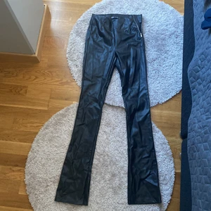 Skinnbyxor från zara storlek XS - Oanvända skinnbyxor från zara med slits (dragskedja). Ej använda pga fel storlek. Säljer de för 75 kr + frakt