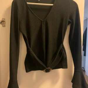 Tröja med bält detalj - Tröja från bubbelroom som är väldigt figur formande! Bältet ger en smalare midja och tajt fint material samt utsvängande armar! Milt använd