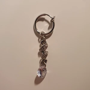 Navelpiersing -fake  - Navelpiercing som är till för de som inte har något hål. Den är använd 2 gånger. Köparen står för frakten. Kan skicka som brev och kostnaden blir då 13 kr (ett frimärke) 