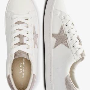 Stjärn skor  - Säljer dessa super coola stjärnskorna från zalando. Anvädna en del då de finns vissa slitningar( för detaljerade bilder kom privat)✨ storlek 35,5 men passar som 36 då dom är väldigt stora i storleken. Jag har vanligtvis 36/37. ❤️