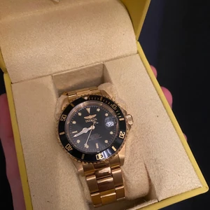 Klocka  - Invicta klocka. Medföljer länkar vid storleks justering. Nyskick.