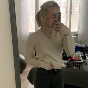 Stickad tröja  - Stickad tröja från j.Lindeberg,säljer då den inte har kommit till användning,inga skador eller liknande. Köpt för ca 1000 kronor så säljer billigt