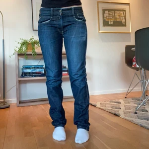 Replay jeans - Jag säljer ett par Replay jeans som är i bra skick och köpa på second hand men som jag inte har fått någon användning av!   Storleken är 32 i Waits och 34 i length och passar någon med storlek 38/40 i byxor. Frakten ingår i priset:)