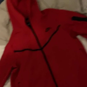 Nike tech i storlek S - Det här är min killes Nike tech och han bad mig lägga ut den här för att den har blivit för kort i armarna han har inte använt den så mycket