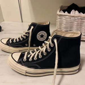 Converse Chuck Yaylor - Intressekoll på mina nästan helt oanvända svarta converse. Av modellen Chuck Taylor🖤skriv för fler frågor och lägg gärna ett bud. Nypris 1000. 