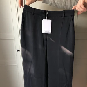 NYA kostymbyxor från & Other stories - Mörkgrå kostymbyxor helt nya i strl 38! Säljes eftersom att dem är något för stora för mig. Säljes för 400kr
