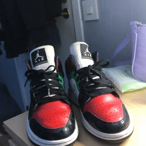 Air jordan 1 - Air Jordan 1 Mid SE "Multicolour" sneakers och dom är as sköna o har använt dom än del men som ni ser så är skicket väldigt bra, priset kan diskuteras och kan mötas upp elle frakta. (Lådan till kommer tyvärr inte då den är söndrig men skorna är bra i övrigt)