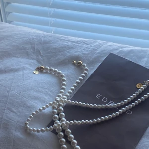 Edblad Pärlhalsband - (LILLA SÅLD, endast stora kvar) Säljer två pärlhalsband från Edblad, en smal variant och en variant med större pärlor. Båda är endast använda 1 gång så toppskick!! Ordinariepris 449 (den större varianten) samt 399kr (mindre varianten). Säljer för 250 samt 200 💓 Frakt tillkommer på 66kr