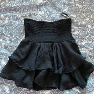 Söt svart volangkjol  - Säljer denna jättesöta kjol då jag har två likadana. Jättesöt till sommaren💕💕