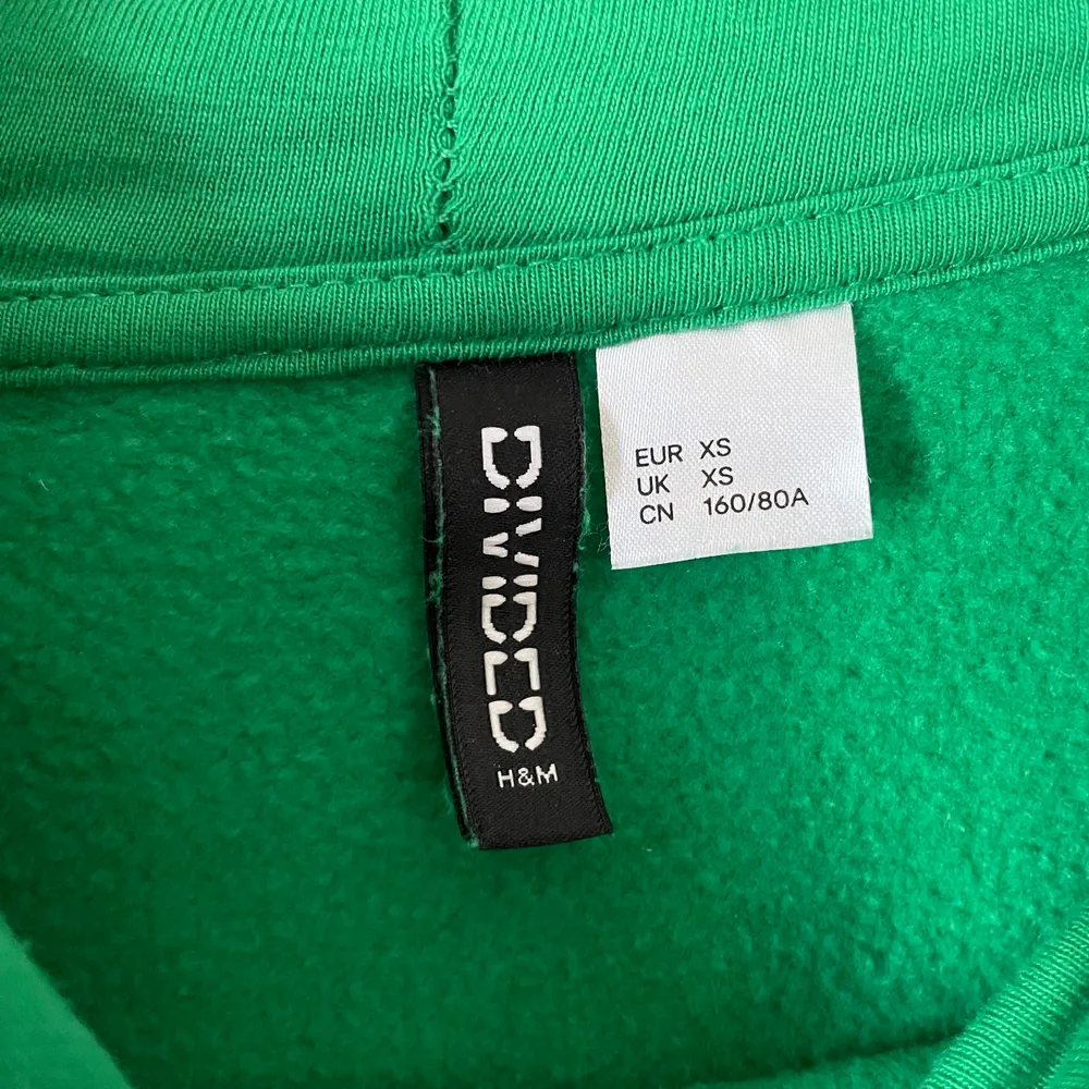 Grön hoodie från hm som är i fint skick och normal i storleken . Tröjor & Koftor.