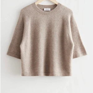 Stickad t shirt  - Intresskoll på denna fina och populära stickade t shirten från & other stories. Den är i bra skick då jag bara använt den ett par fåtal gånger. Säljer den för ett bra pris❣️