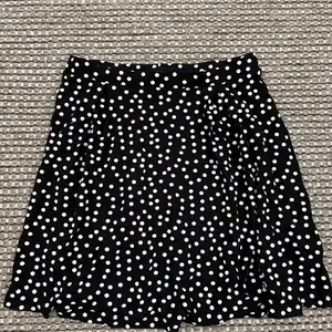 En prickig sommar kjol i storlek S, perfekt till stranden eller bara att vara i. Sval och passar till allt. Köparen står för frakt💕