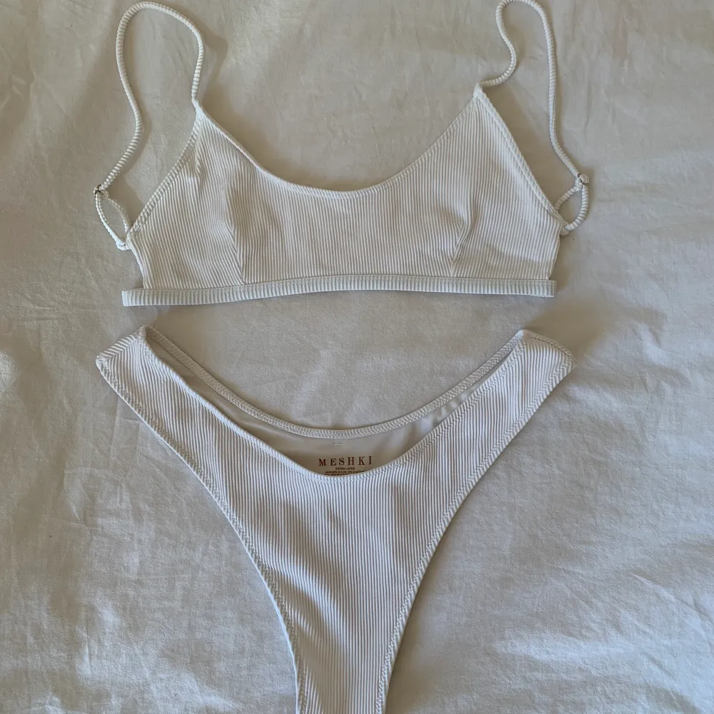 Bikini från Meshki i storlek XL. Säljer för  150kr 🪼. Övrigt.