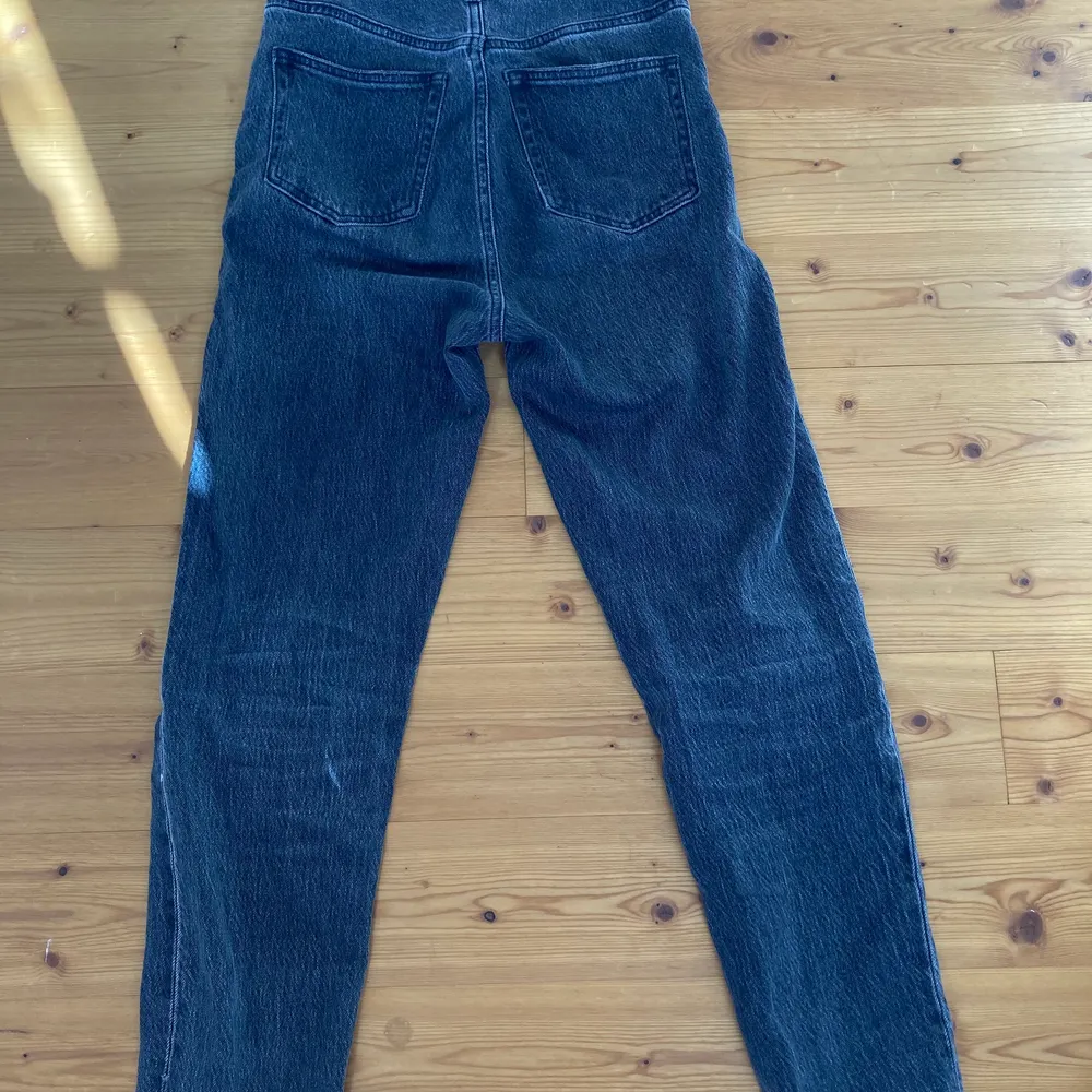 Ett par jättesnygga högmidjade GRÅA jeans ursprungligen från H&M. På de första bilderna ser jeansen lite blåa ut. Rätta färgen ser man på sista bilden. Skulle säga att de passar på de som har xxs-xs. . Jeans & Byxor.