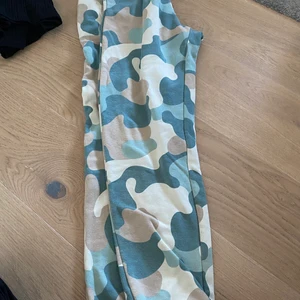  Mjukisbyxor  - Mjukis byxor som är använda Max 2 gr, de är väldigt stretcha . Fråga bara om det är något mer ni vill veta💕står ej för frakt