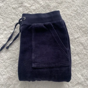 Juicy couture byxa - Säljer mina juicy couture byxor. Marinblåa i storlek XS. Inga stora difekter endast på knapparna på fickorna där bak. Skriv om fler bilder 😁